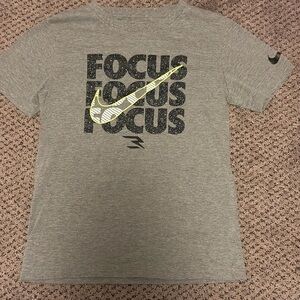 Big Boys Nike Gray Graphic Tee, Size M